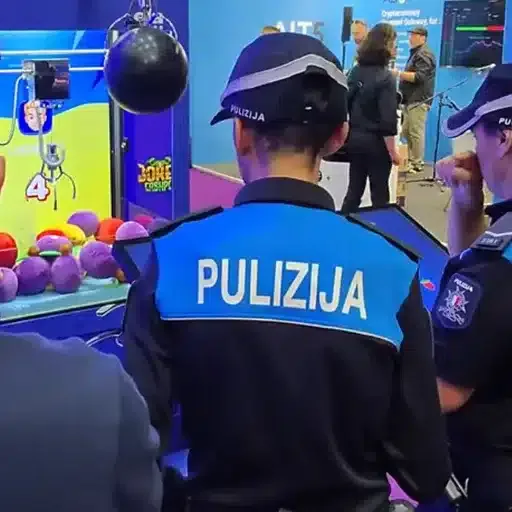 Besucher in Polizeiuniform an der Bonus-Crab-Maschine auf der SiGMA Malta 2024